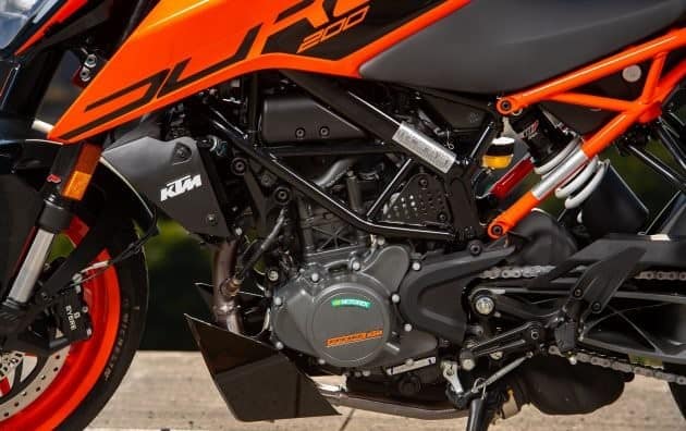 2020-KTM-200-Duke-Orange-Black-Engine