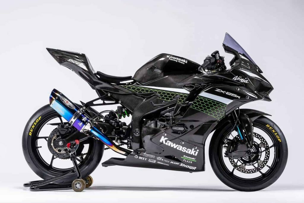 2020-Kawasaki-ZX25R-Black-1