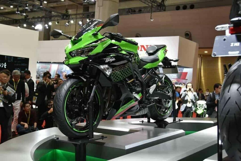 2020-Kawasaki-ZX25R-Green-Black