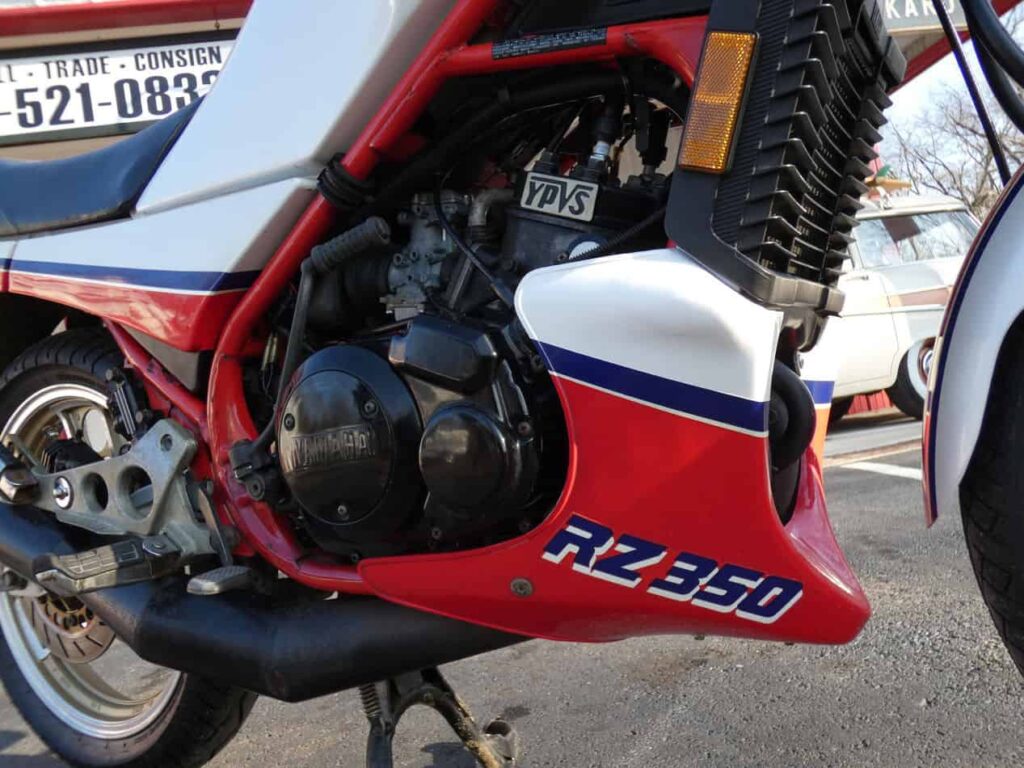 1984-yamaha-rz350-sportbike-red-white-engine