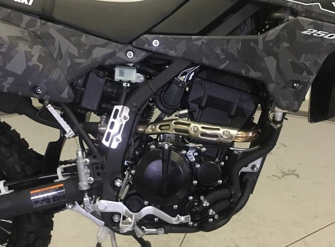 2020-kawasaki-klx-250-engine-camo