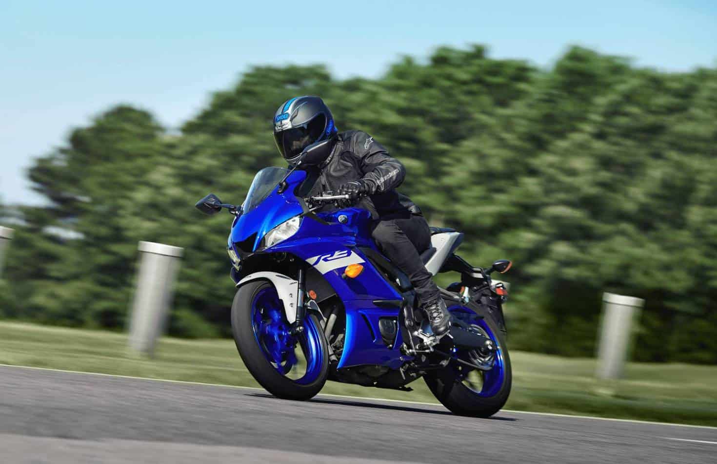 2020 Yamaha R3 vs Kawasaki Ninja 400 MicraMoto