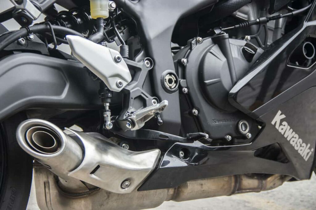 2021-kawasaki-ninja-zx25r-4-cylinder-black-engine