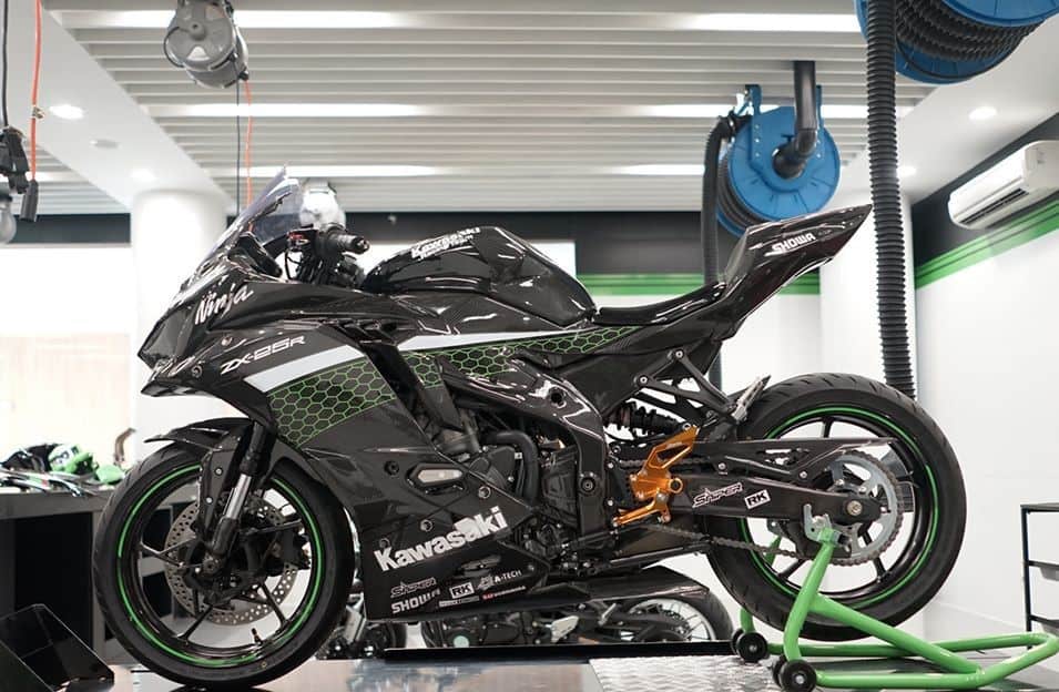 2021-kawasaki-ninja-zx25r-4-cylinder-black-1