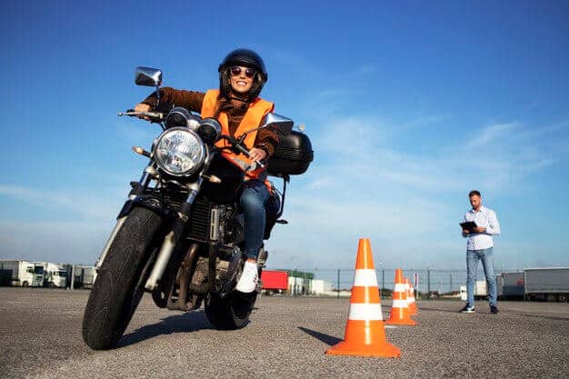 motorcycle-lessons-practicing-ride