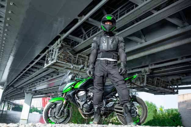 motorcyclist-helmet-protective-suit-beginner-ride-a-motorcycle-micramoto