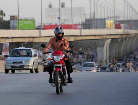 How-to-Talk-on-the-Phone-While-Riding-a-Motorcycle-micramoto (3)