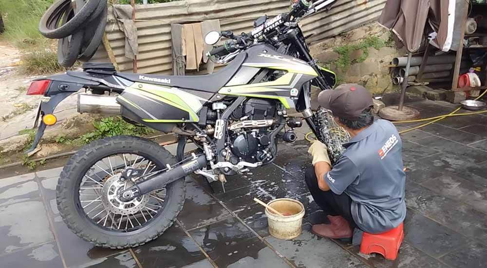 Almost done, time for a rinse and dry before applying shining products. Following a step-by-step procedure when washing your motorcycle saves on water, cleaners, and time spent rinsing and repeating.