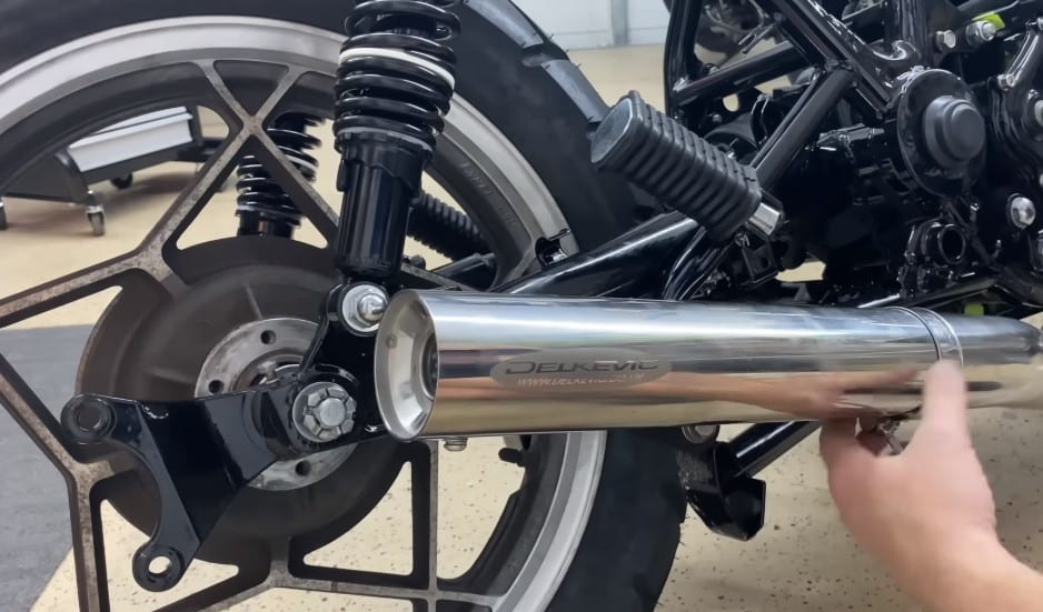 The Suzuki GS850 base chassis might have originated from the 80s factory floor, yet the Delkevic exhaust reveals its contemporary enhancements, with a touch of today's flair.