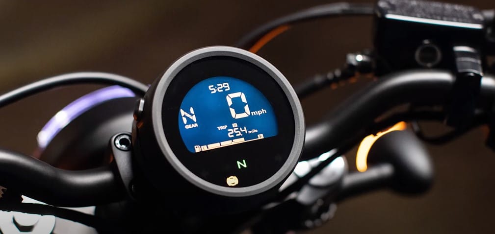 A neat dash with an odometer, speedo, clock, and gear indicator. Cruisers come with less clutter, and one the handlebar leaving ample room to mount accessories to make your life on the road that much easier.